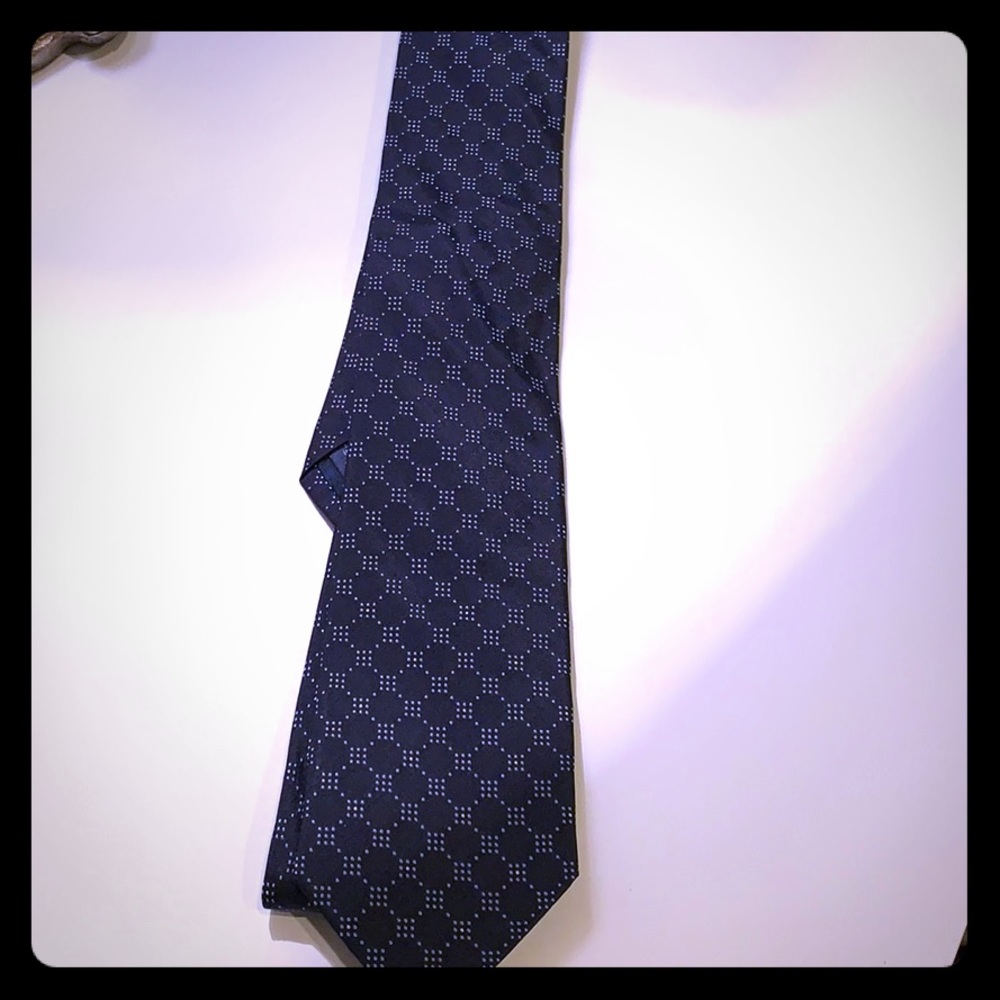 Ryan Seacrest dark navy and white tie